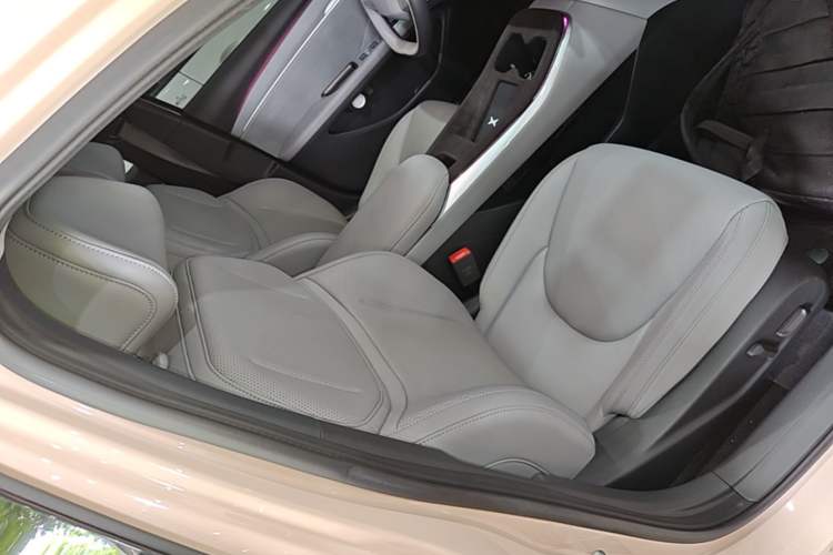Used XPeng MONA M03 2024 620 with Ultra-Long Range Right Front Seat