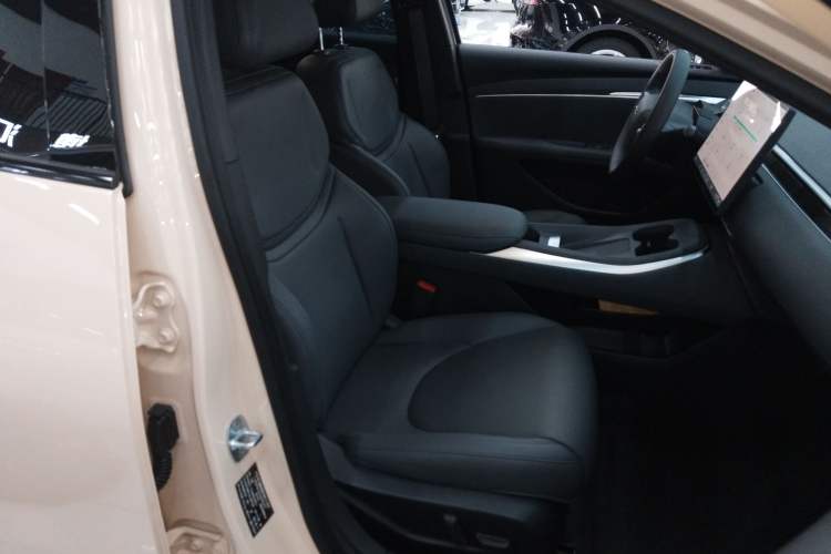Used XPeng MONA M03 2024 620 with Ultra-Long Range Right Front Seat