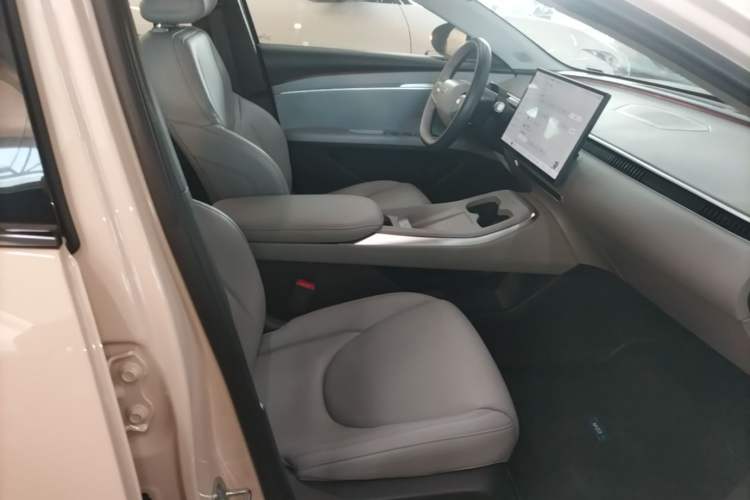 Used XPeng MONA M03 2024 620 with Ultra-Long Range Right Front Seat