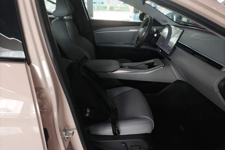 Used XPeng MONA M03 2024 620 with Ultra-Long Range Right Front Seat