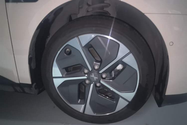 Used XPeng MONA M03 2024 620 with Ultra-Long Range Right Front Wheel Hub