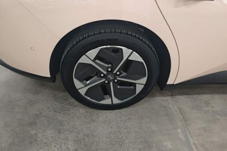 Used XPeng MONA M03 2024 620 with Ultra-Long Range Right Rear Wheel Hub