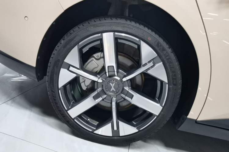Used XPeng MONA M03 2024 620 with Ultra-Long Range Right Rear Wheel Hub