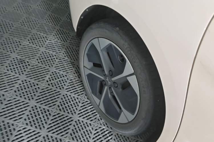 Used XPeng MONA M03 2024 620 with Ultra-Long Range Right Rear Wheel Hub