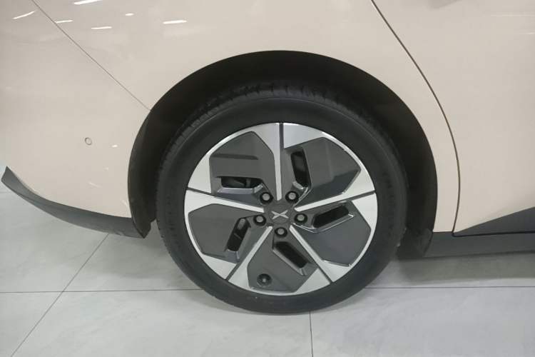 Used XPeng MONA M03 2024 620 with Ultra-Long Range Right Rear Wheel Hub