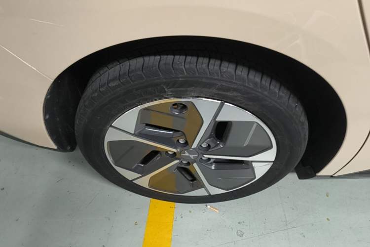 Used XPeng MONA M03 2024 620 with Ultra-Long Range Right Rear Wheel Hub