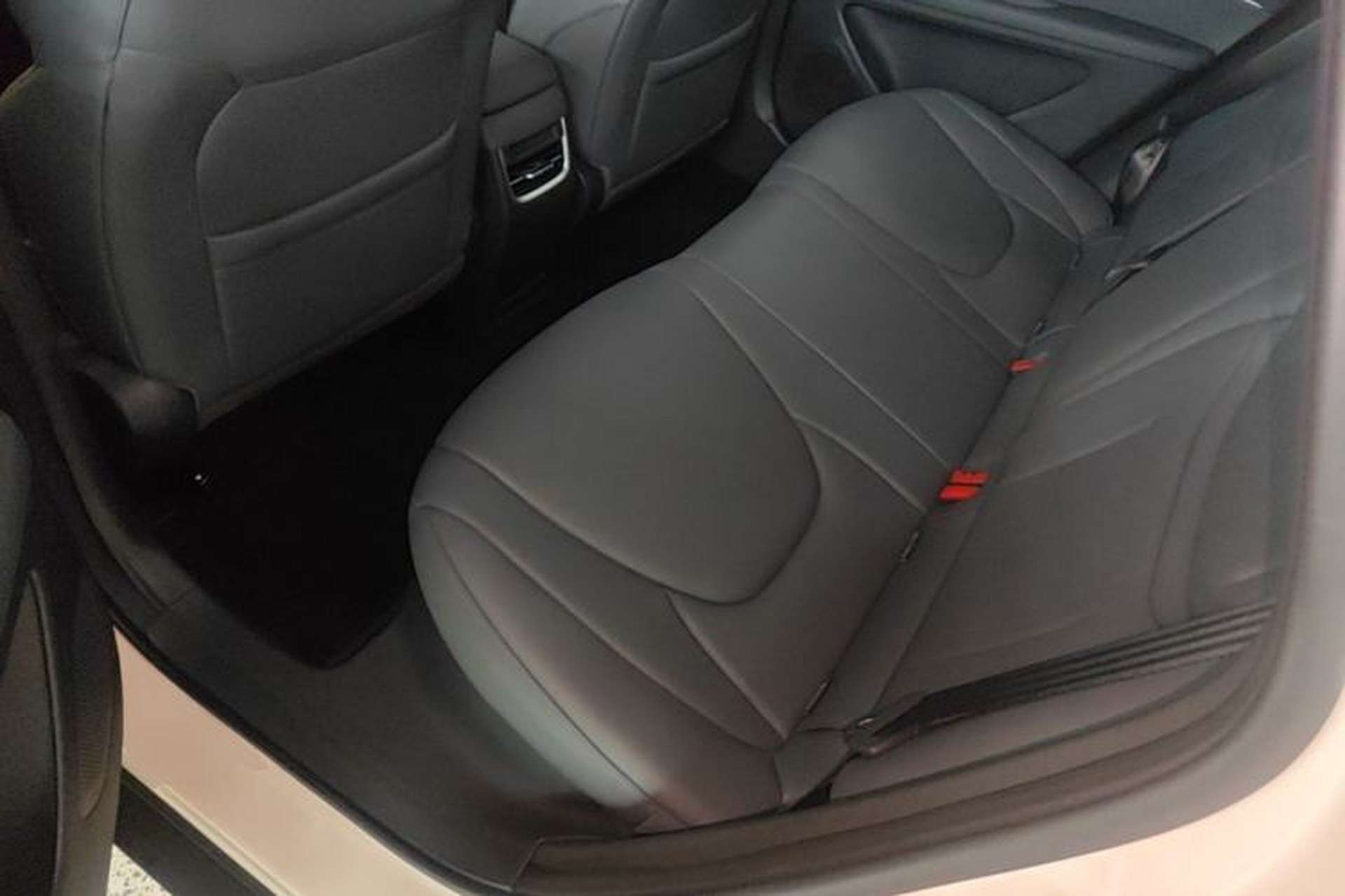 Used XPeng MONA M03 2025 600 with Ultra-Long Range Max Left Rear Seat
