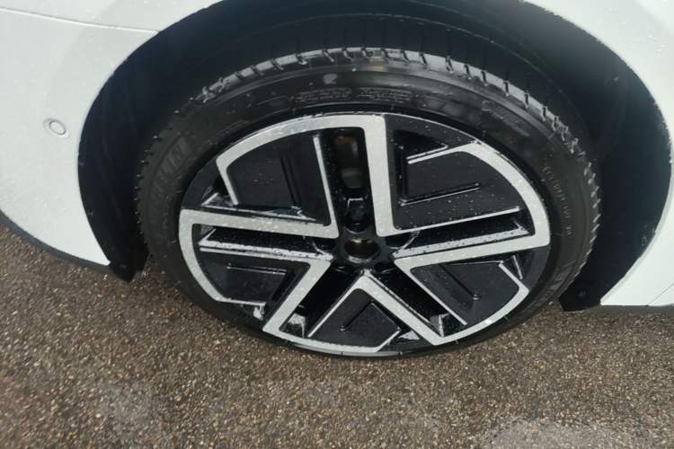 Used XPeng MONA M03 2025 600 with Ultra-Long Range Max Left Front Wheel Hub