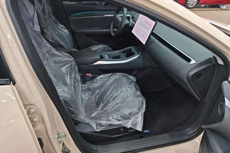 Used XPeng MONA M03 2025 600 with Ultra-Long Range Max Right Front Seat