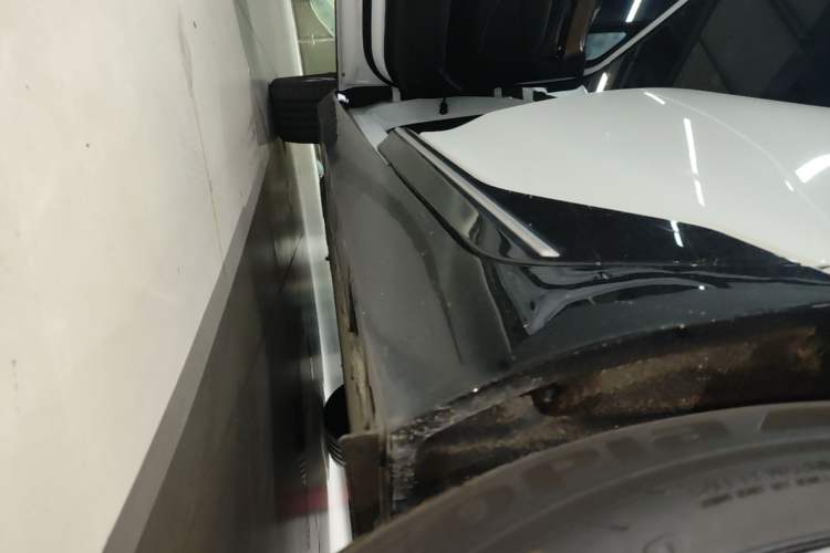 Used XPeng P5 2021 550G Left Side Sill