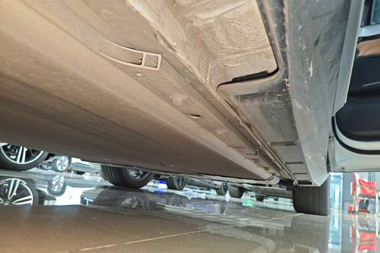 Used XPeng P5 2021 550E Right Side Sill