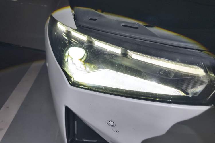Used XPeng P5 2022 550E Right Front Headlight