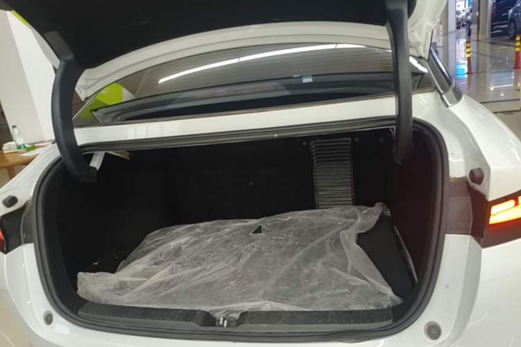 Used XPeng P5 2022 550P Trunk