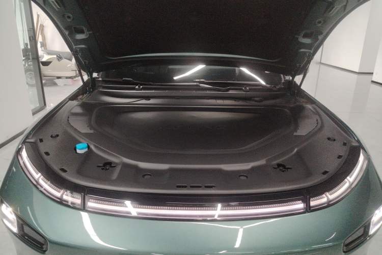 Used XPeng P7 2023 P7i 610 Max Performance Edition Engine Bay