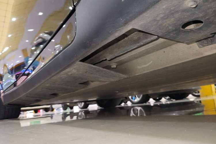 Used XPeng P7 2020 586E Right Side Sill