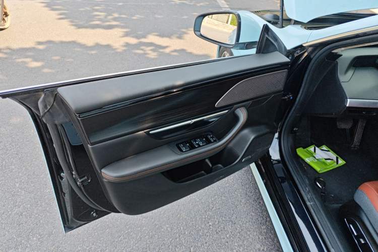Used XPeng P7 2020 Rear-Drive Long-Range Smart Drive Version Left Front Door Interior