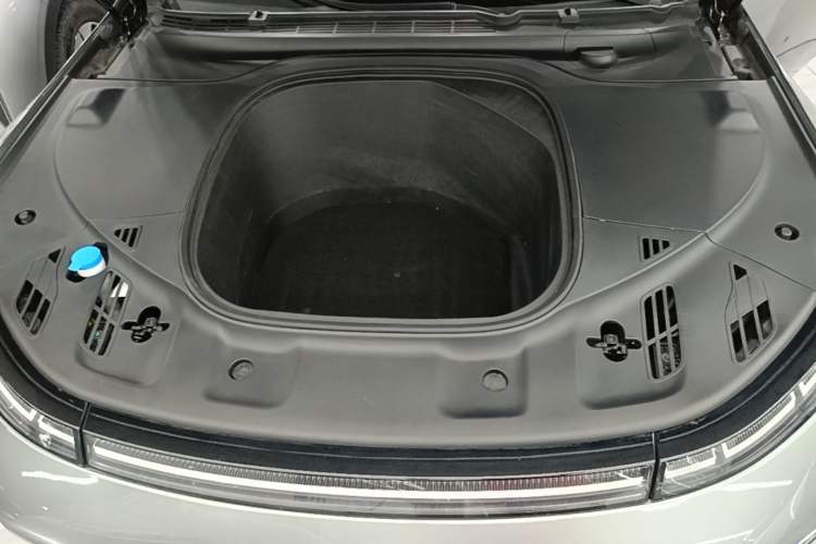 Used XPeng P7 2020 586N Engine Bay