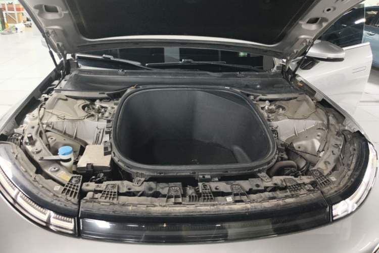 Used XPeng P7 2020 586N Engine Bay
