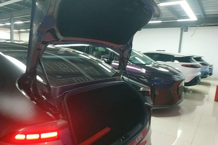 Used XPeng P7 2020 670N Trunk