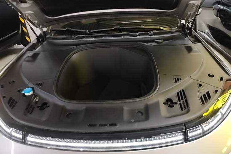 Used XPeng P7 2020 670E Engine Bay