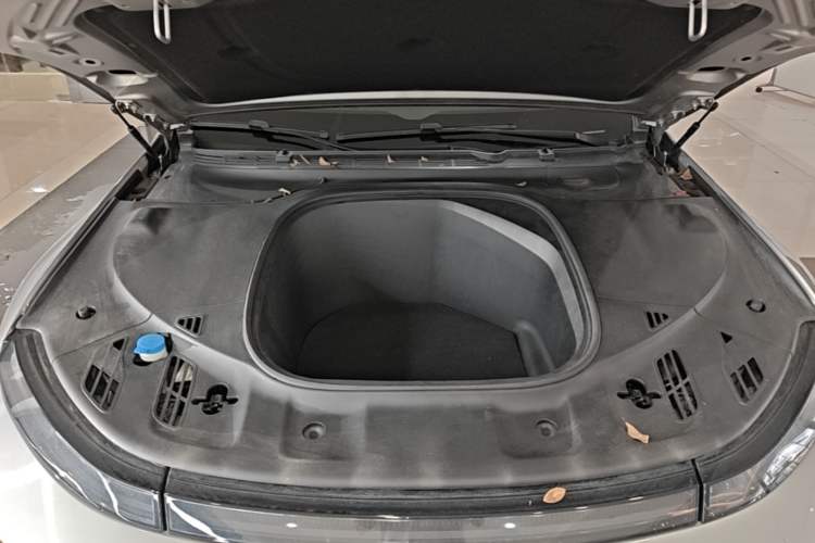 Used XPeng P7 2020 586N Engine Bay