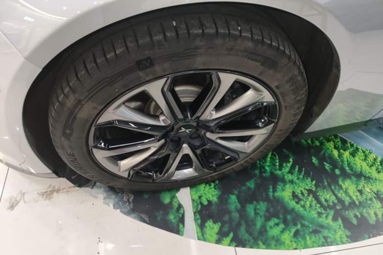 Used XPeng P7 2020 670E Left Front Wheel Hub