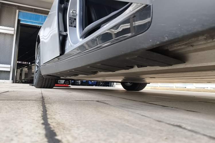 Used XPeng P7 2020 586N Right Side Sill
