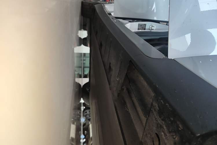 Used XPeng P7 2020 586E Right Side Sill