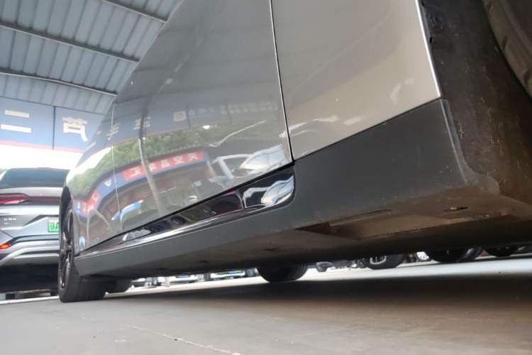 Used XPeng P7 2020 670N Right Side Sill