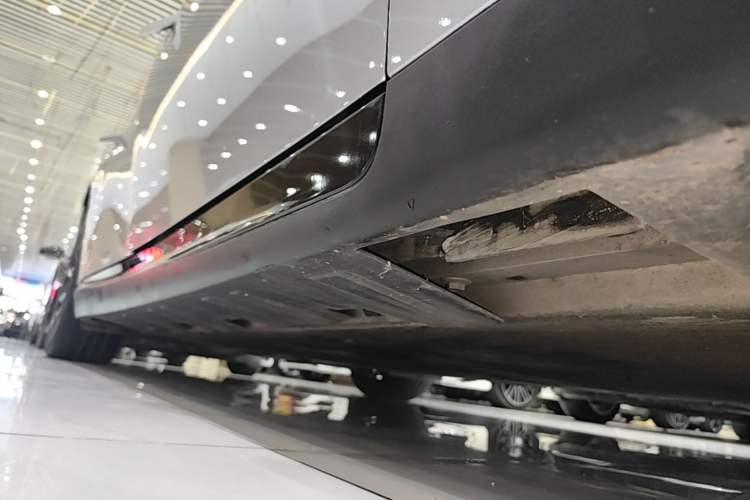 Used XPeng P7 2020 670N Right Side Sill
