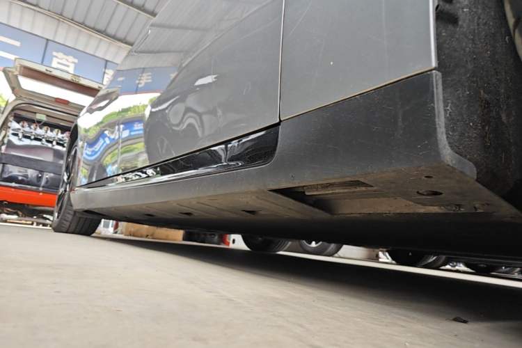 Used XPeng P7 2020 670N Right Side Sill