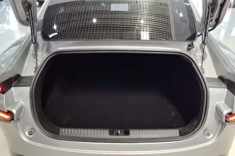 Used XPeng P7 2020 670N Trunk
