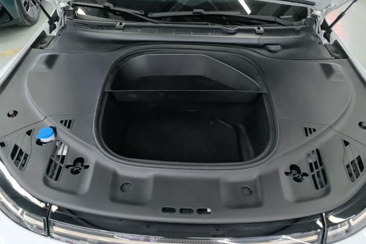 Used XPeng P7 2020 670E Engine Bay