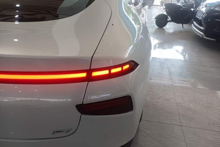 Used XPeng P7 2020 670E Exterior 3