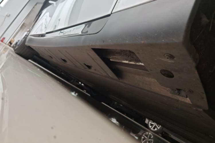 Used XPeng P7 2020 586E Right Side Sill