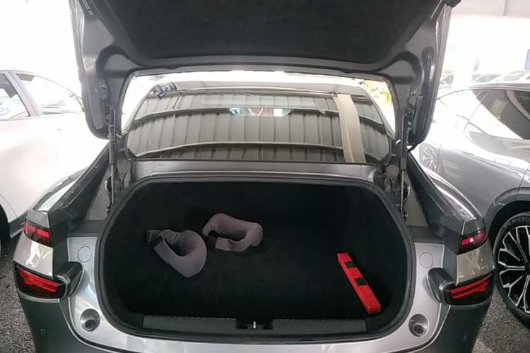 Used XPeng P7 2021 480N Trunk