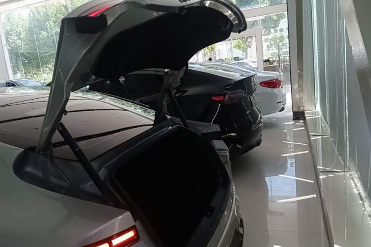 Used XPeng P7 2021 480N Trunk