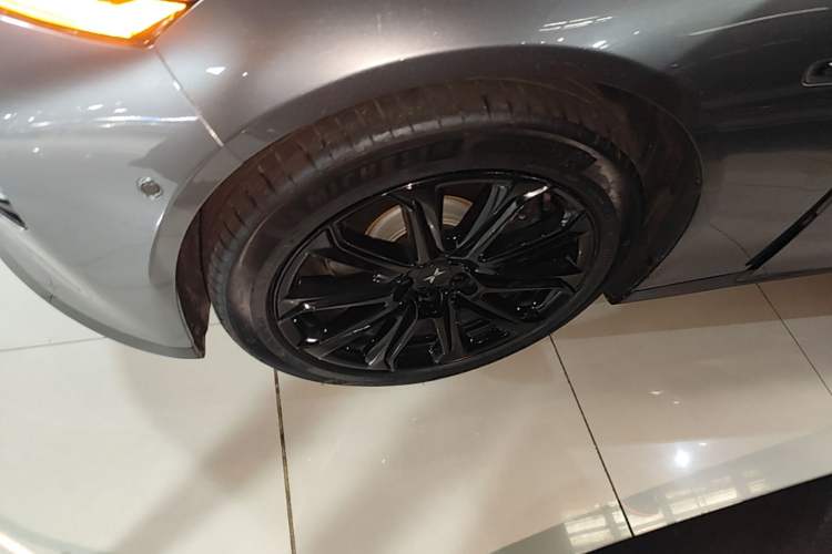 Used XPeng P7 2021 562E Pengyi Performance Edition Left Front Wheel Hub