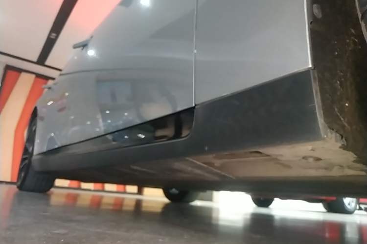 Used XPeng P7 2021 670G Right Side Sill
