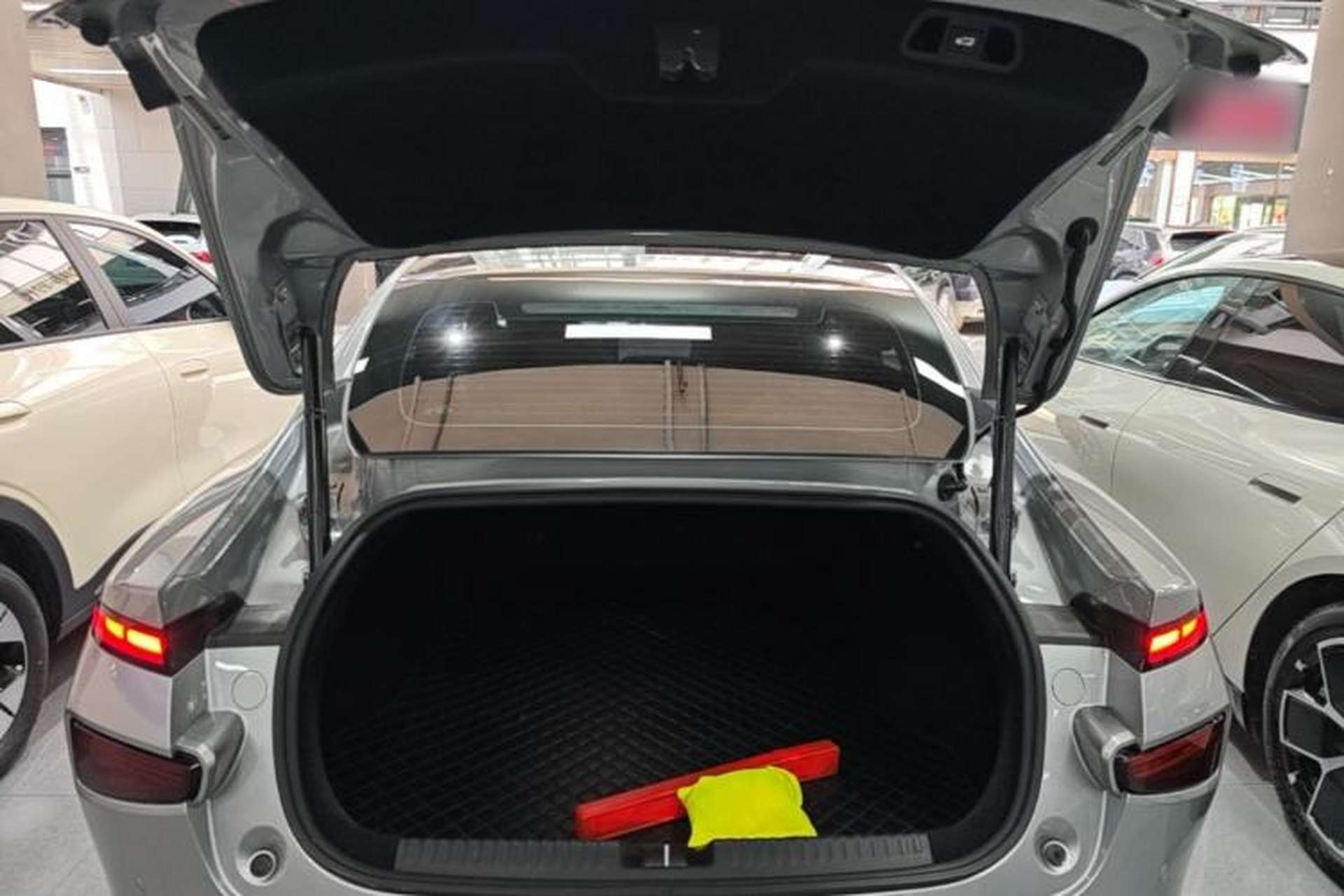 Used XPeng P7 2021 670G Trunk