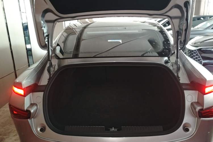 Used XPeng P7 2021 670G Trunk