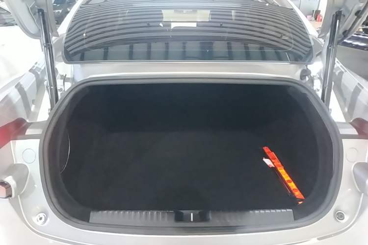 Used XPeng P7 2021 670G Trunk