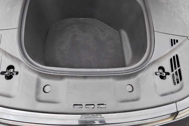 Used XPeng P7 2022 562E Performance Edition Engine Bay