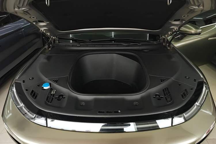 Used XPeng P7 2022 480E+ Engine Bay