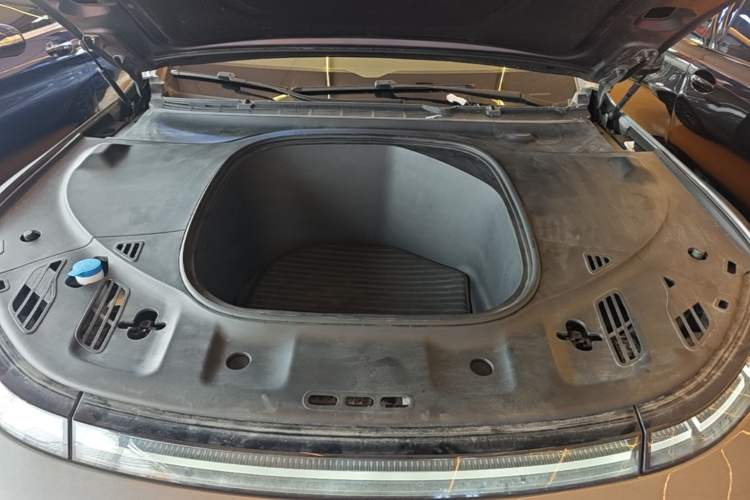 Used XPeng P7 2022 586G Engine Bay