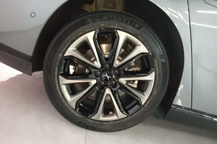 Used XPeng P7 2022 670N+ Right Rear Wheel Hub