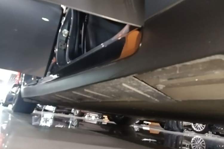 Used XPeng P7 2022 670N+ Right Side Sill