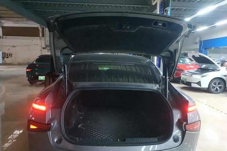 Used XPeng P7 2022 670E+ Trunk