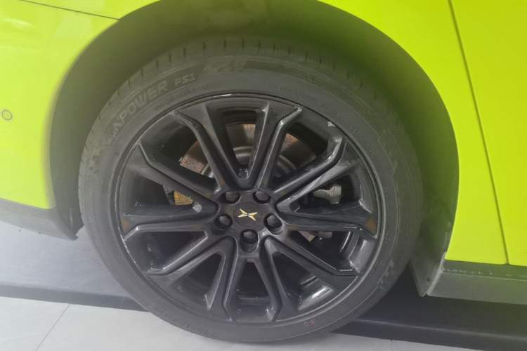 Used XPeng P7 2022 670E+ Pengyi Edition Right Rear Wheel Hub
