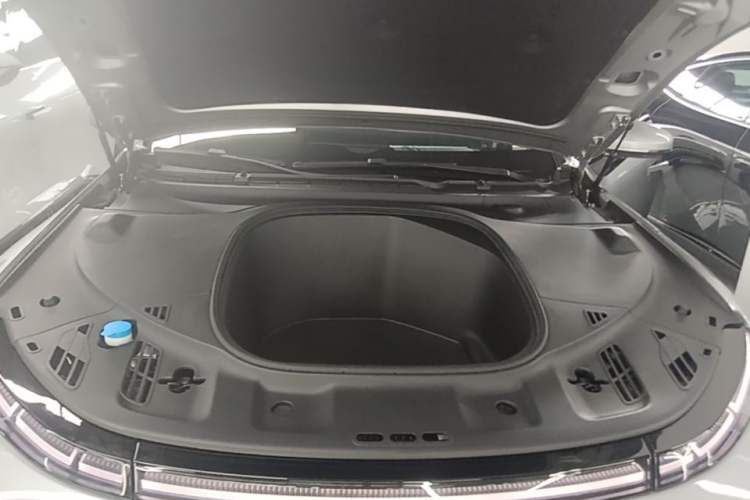 Used XPeng P7 2022 625E Engine Bay